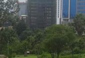 በማለቅ ላይ ያሉ አፓርትመንቶች እና የንግድ ሱቆች